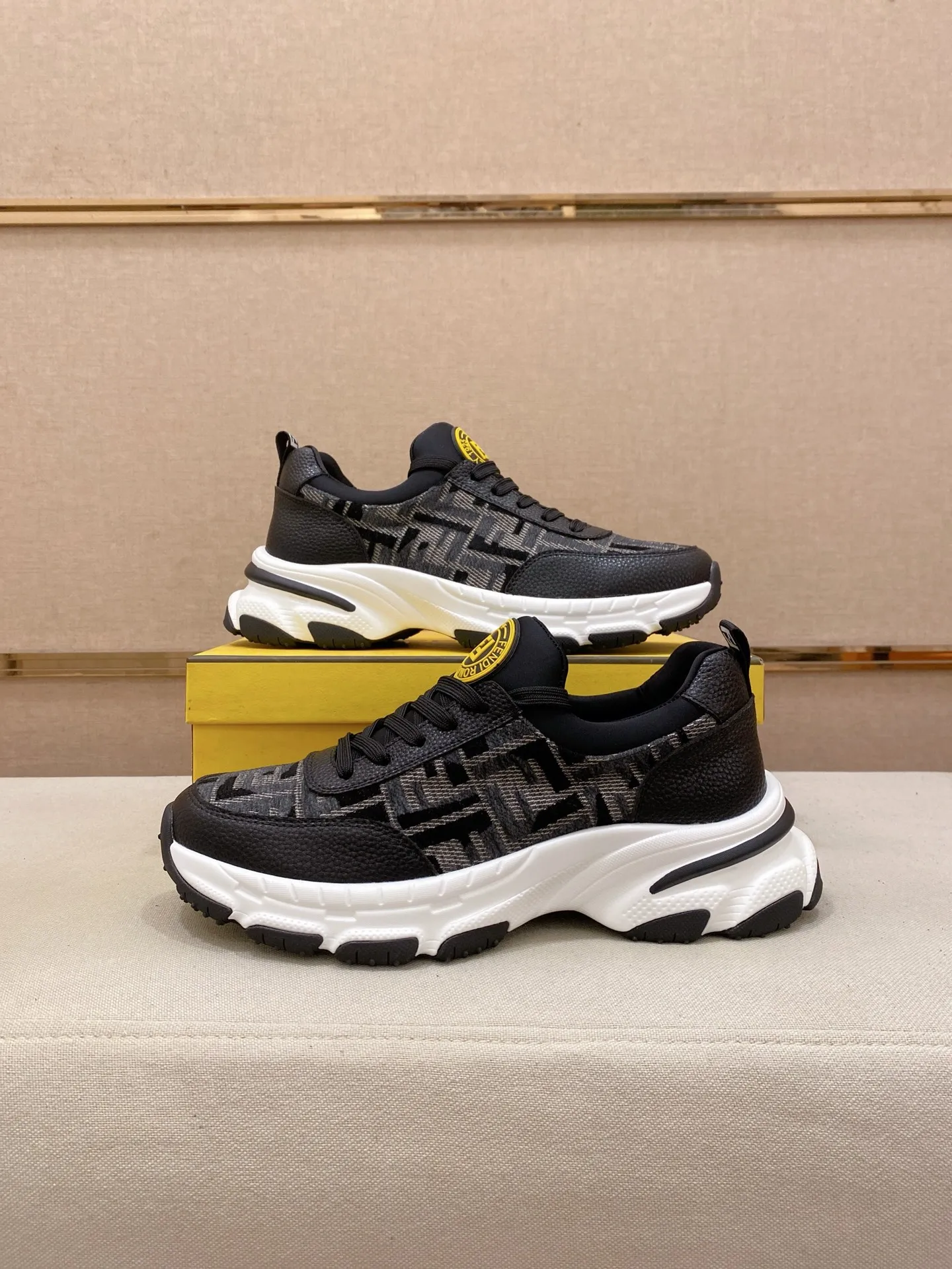 Men's men's shoes 442💰 (fendi) new style 👊🏻 upper 🇮🇹 imported cowhide fabric 🇩🇪 lining imported sheepskin lining. The original outsole is molded to highlight the identity of every man, and the upper foot is elegant and stable🚶🏻🚶🏻The high-end custom counters reproduce the original version📯No matter the wind or rain, the shoe last remains unchanged and can withstand the verification of time🔍️,🔵 Size: 38-44